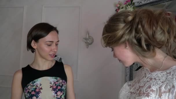 El consultor ayudó a la futura novia a elegir el vestido de novia — Vídeo de stock