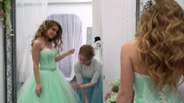 Danışman gelecek gelin gelinlik seçmek için yardımcı oldu.