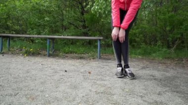 önce genç fitness kadın runner germe bacakları çalıştırın