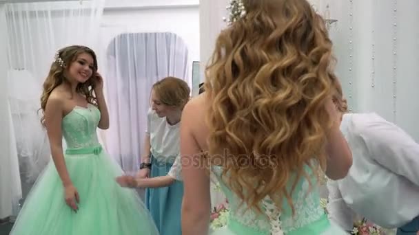 El consultor ayudó a la futura novia a elegir el vestido de novia — Vídeos de Stock