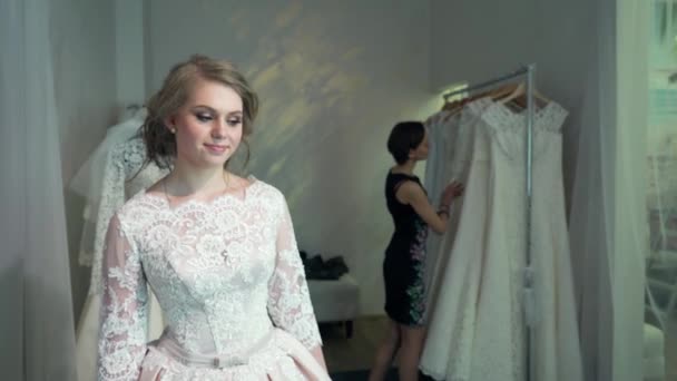 El consultor ayudó a la futura novia a elegir el vestido de novia — Vídeo de stock