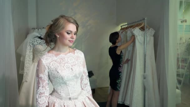 Freundinnen wählen Hochzeitskleid in Boutique — Stockvideo