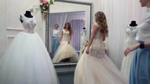 Dziewczyn wybiera suknię ślubną w boutique — Wideo stockowe