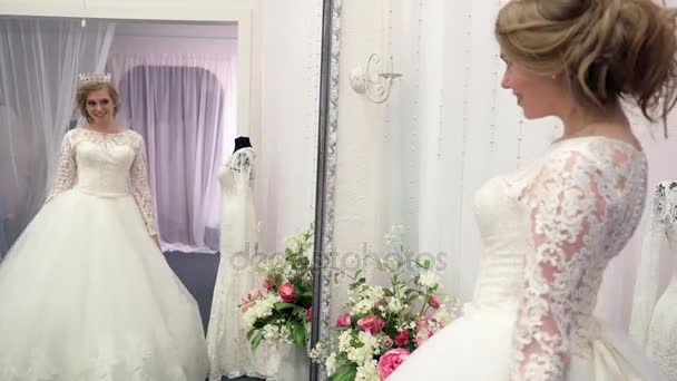 Консультант помог будущей невесте выбрать свадебное платье — стоковое видео