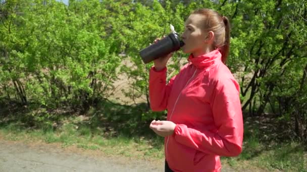 Πίνετε νερό γυναίκα μετά τον αθλητισμό — Αρχείο Βίντεο