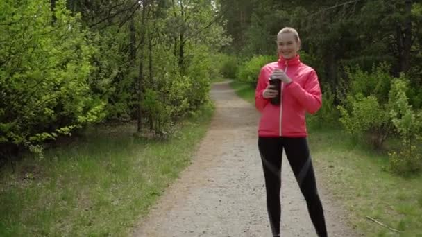 Vrouw drinkwater na de sport — Stockvideo