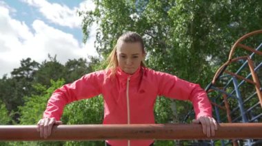 oldukça genç bir beyaz kadın parkta eğitim