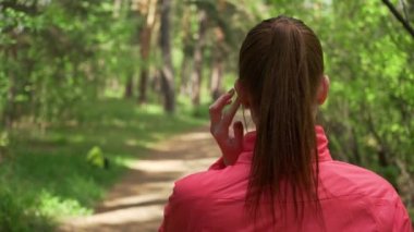 Sonbahar Park'ta çalışan ve kulaklık ile müzik dinlemek genç güzel kadın.
