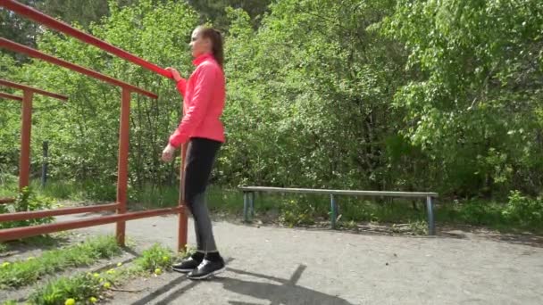 Běh fitness mladá žena běžec protahovací nohy před — Stock video