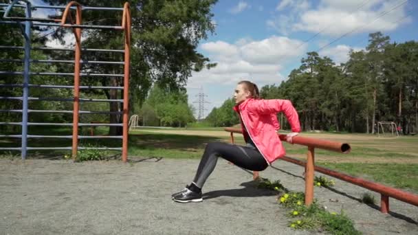 Hübsche junge kaukasische Frau beim Training im Park — Stockvideo