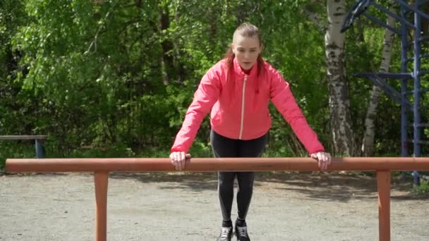 Досить молода біла жінка тренується в парку — стокове відео