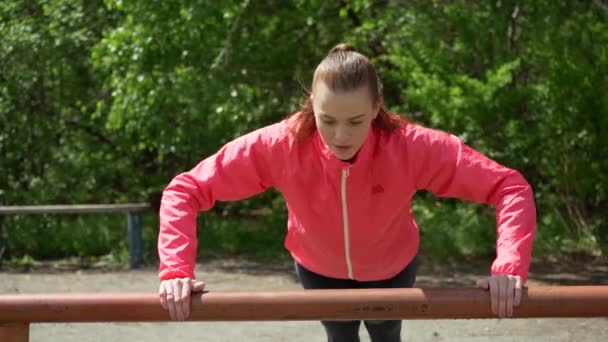 Досить молода біла жінка тренується в парку — стокове відео