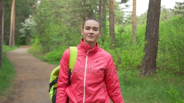 Sportovní žena chůze lesní zadní pohled na podzim zaparkovat fitness žen venkovní dívka ranní slunce — Stock video