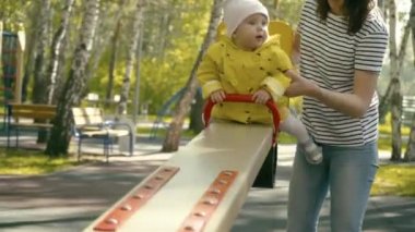 Bir salıncak sette iterek çocuk anne