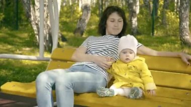 Anne ve çocuk oyun oynarken