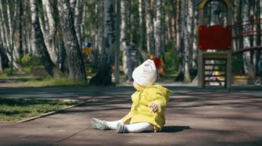 Sonbahar gününde çocuk parkında oynayan neşeli komik çocuk.