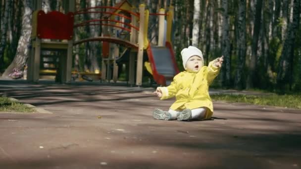 Χαρούμενα αστείο παιδί που παίζει στην παιδική χαρά στην ημέρα του φθινοπώρου. — Αρχείο Βίντεο