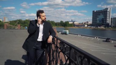 İşadamı telefonda konuşan ve çok kızgın. O bağırıyor ve yemin ediyor. Ağır çekimde