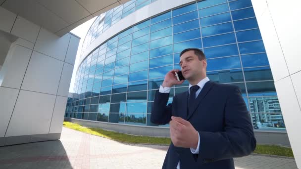 Zakelijke gesprek op een mobiele telefoon — Stockvideo