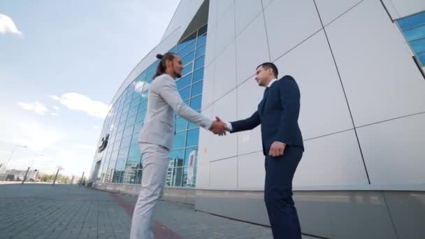 Dos hombres de negocios se reúnen para charlar — Vídeo de stock