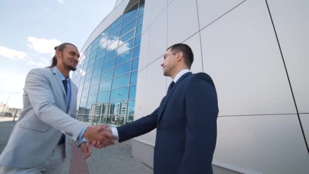 Dos hombres de negocios se reúnen para charlar — Vídeo de stock