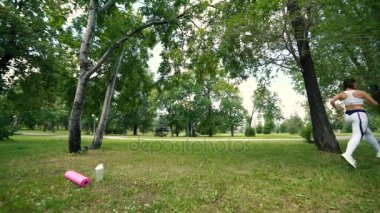 Spor genç kadın eğitim, parkta spor yapıyor. Fitness kız yaz lunges Park yapıyor. Güneşli bir gün, egzersiz.