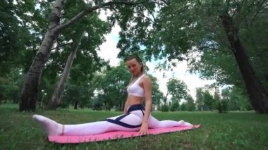 Kız parkta jimnastik yapıyor