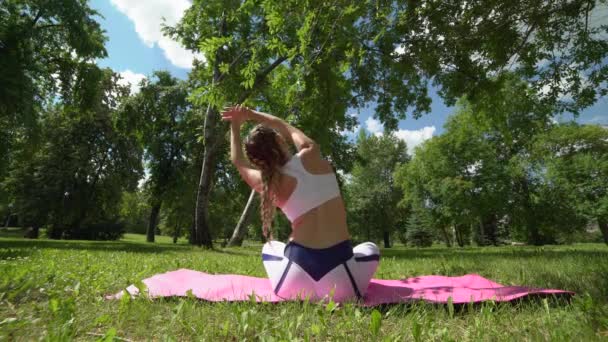 Flicka gör gymnastik i parken — Stockvideo