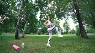 eğitim güzel genç model kız parkta yavaş çalışır