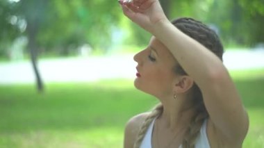 Genç kadın içme suyu eğitimden sonra ince. Kadın atlet bir ara, o içme suyu, dışarı sıcak bir günde bir çalıştır alır.