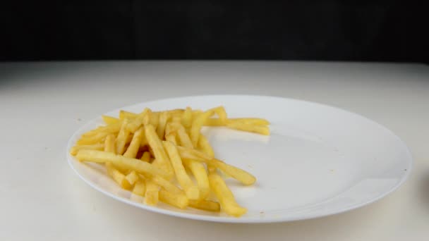 Hamburguesa flotando en el aire sobre la mesa — Vídeos de Stock