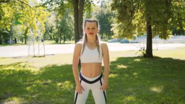 gülümseyen güzel atlet şarj yapar