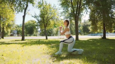 gülümseyen güzel atlet şarj yapar