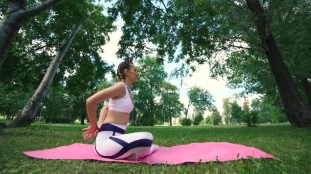 Vrouw praktijk yoga, sit in lotus houding, gezonde levensstijl, innerlijke schoonheid. — Stockvideo