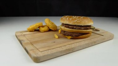 Yavaş hareket: patates kızartması masanın üstüne düşmek.