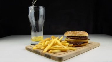 Bardağa bira dök..