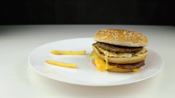 Stekt potatischips faller ner på hamburgare, Slowmotion, snabbmat, skräpmat koncept. — Stockvideo