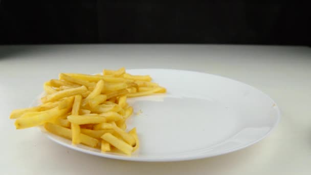 Hamburguesa abajo en papas fritas cayendo, cámara lenta, comida rápida, concepto de comida chatarra . — Vídeos de Stock