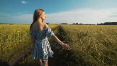 Ülke yolun kenarında yürüyen güzel genç kadın