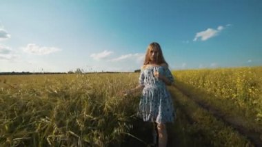 Ülke yolun kenarında yürüyen güzel genç kadın