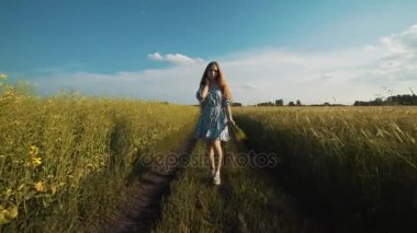 Ülke yolun kenarında yürüyen güzel genç kadın