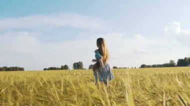 Güzel esmer buğday alanı ile çalışır