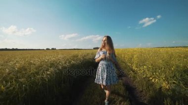 İki kırpma toprakları arasında küçük bir yol. Boş tahıl alanları ile üretim için bitkileri ekili