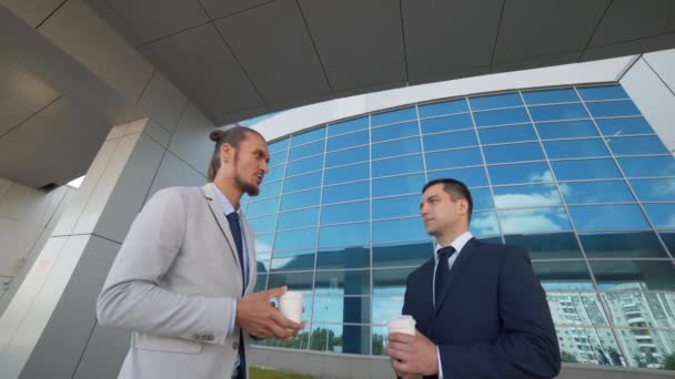 Hombre de negocios convence a su socio para trabajar sobre una taza de café — Vídeos de Stock