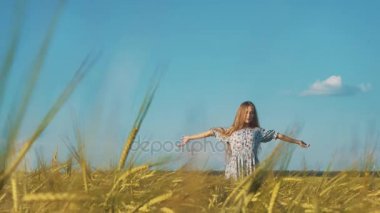 Güzellik kız sağlıklı uzun saçlı açık havada. Mutlu gülümseyen genç kadın çimlere düşme.