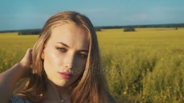 Güzellik romantik kız açık havada. Güzel genç Model kız Dressed güneş ışığı alanını gündelik kısa elbise içinde. Uzun saç üfleme. Sonbahar. Güneş, güneş parlıyor. Arkadan aydınlatmalı.