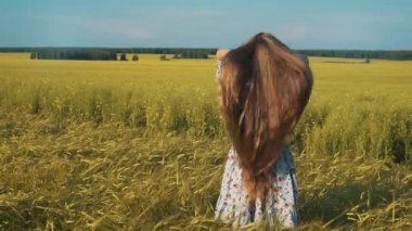 Sonbahar kız doğa alanında. Güzellik kız açık havada, güneş ışınları elinde yükselterek. Güneş ışığı sahada çalışan beyaz elbiseli güzel genç Model kız. Parlayan güneş özgür mutlu kadın