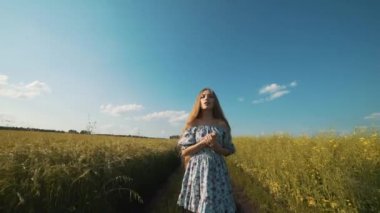 Kız kırsal bir yolda gider.