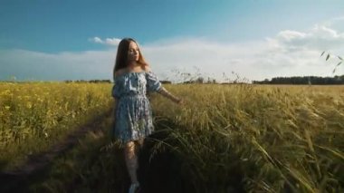 Bir kadın Village Road alanı boyunca yürür