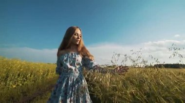 Bir kadın Village Road alanı boyunca yürür